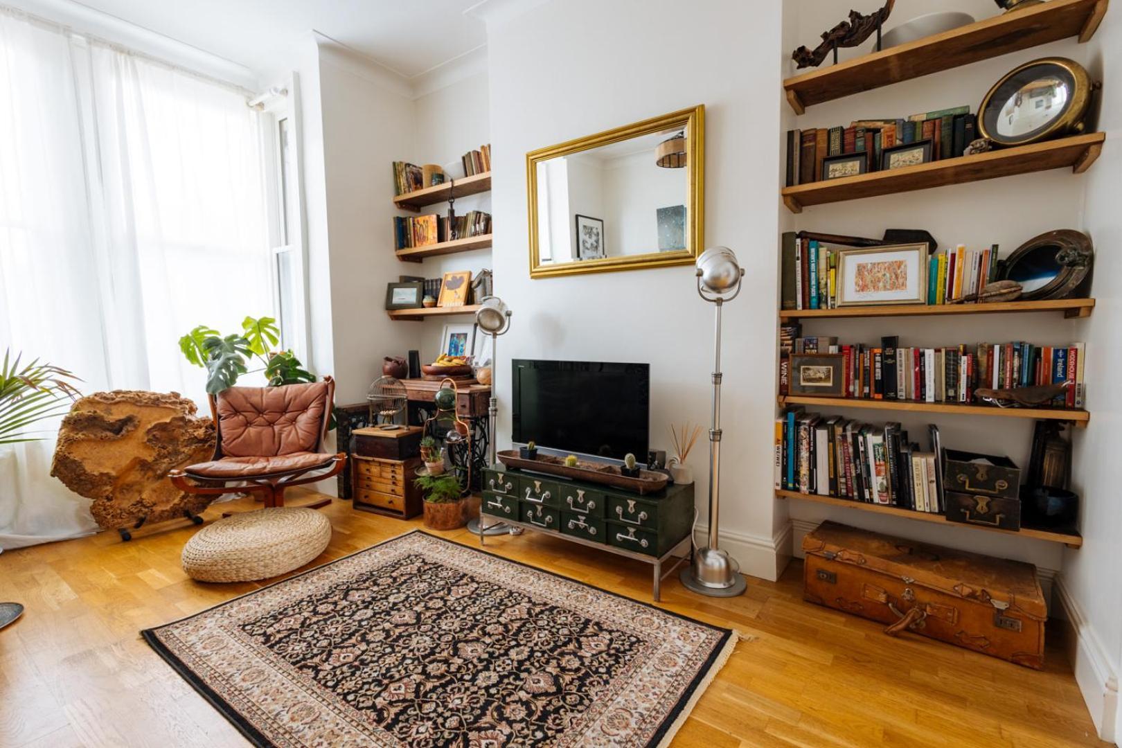 Unique Private W/ Easy Access To Apartment